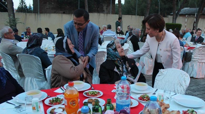 Alaşehir&rsquo;de gaziler ve şehit yakınlarına iftar