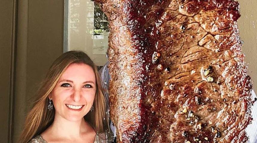 Eski sevgilisinin olduğu bütün fotoğrafları biftekle kapladı!