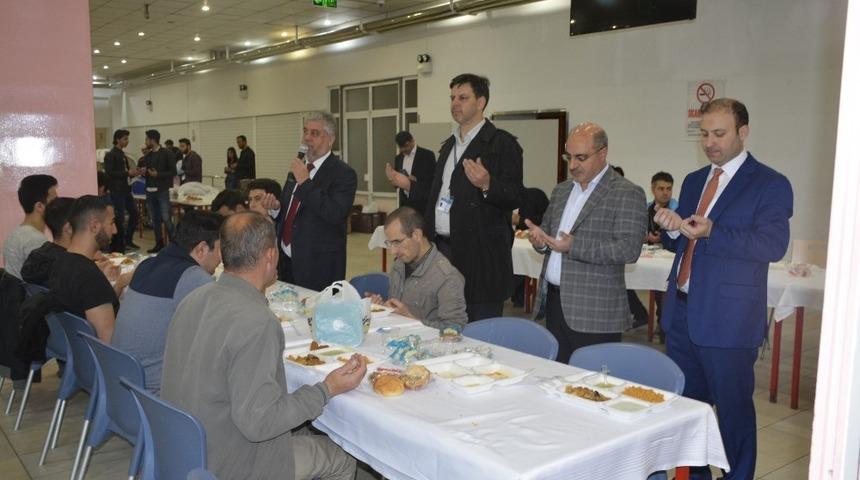 T&uuml;rkiye Diyanet Vakfı Eskişehir Şubesi ve Gen&ccedil;lik Koordinat&ouml;rl&uuml;ğ&uuml;&rsquo;nden iftar yemeği