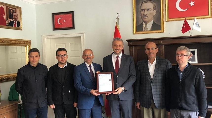 Başkan Bi&ccedil;er&rsquo;e mezuniyet s&uuml;rprizi