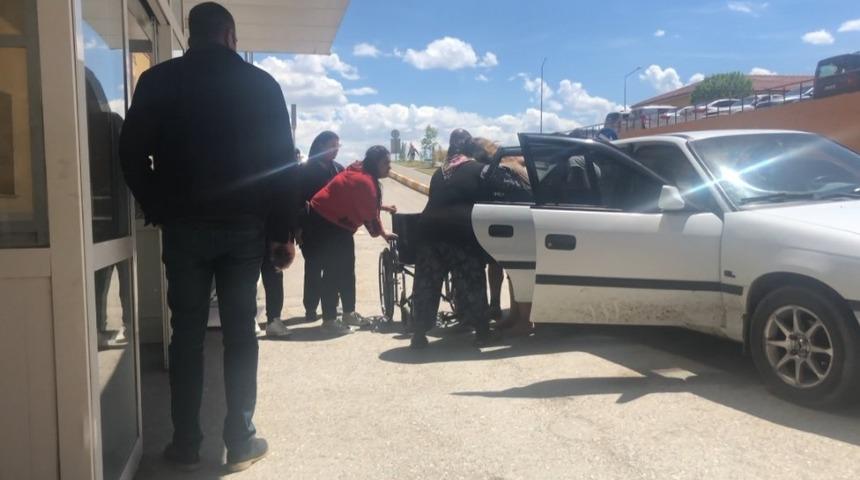 Ayaklarına sıcak su d&ouml;k&uuml;len kadın hastanelik oldu