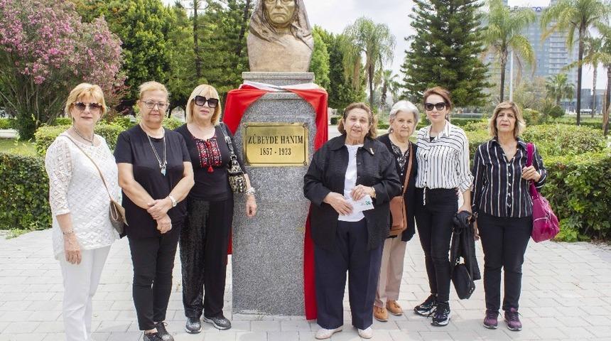Anneler Günü’nde Zübeyde Hanım büstüne ziyaret
