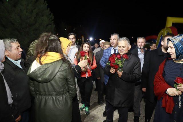 Başkan Büyükkılıç annelere çiçek, çocuklara hediye verdi