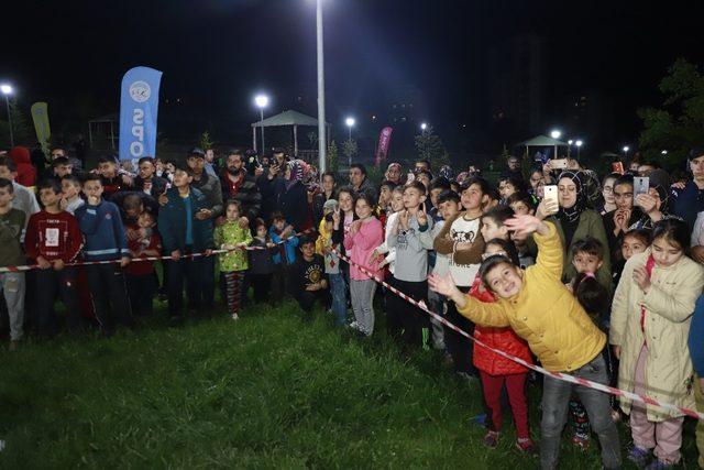 Başkan Büyükkılıç annelere çiçek, çocuklara hediye verdi