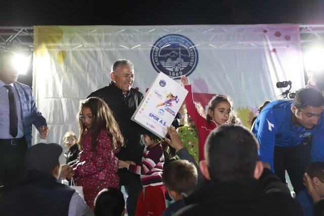 Başkan Büyükkılıç annelere çiçek, çocuklara hediye verdi