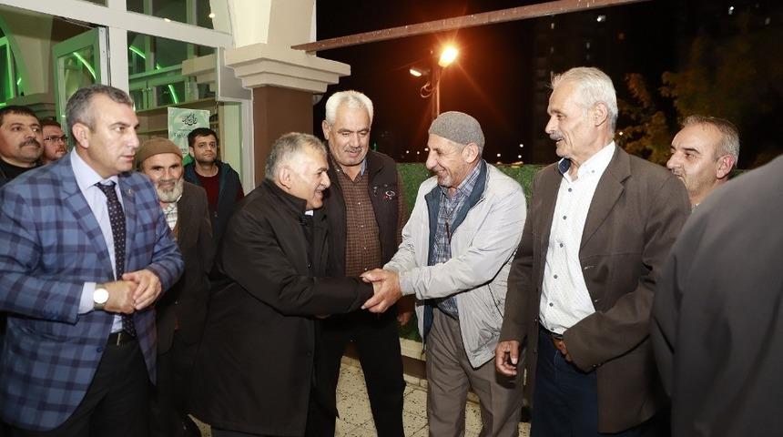 Başkan B&uuml;y&uuml;kkılı&ccedil; annelere &ccedil;i&ccedil;ek, &ccedil;ocuklara hediye verdi