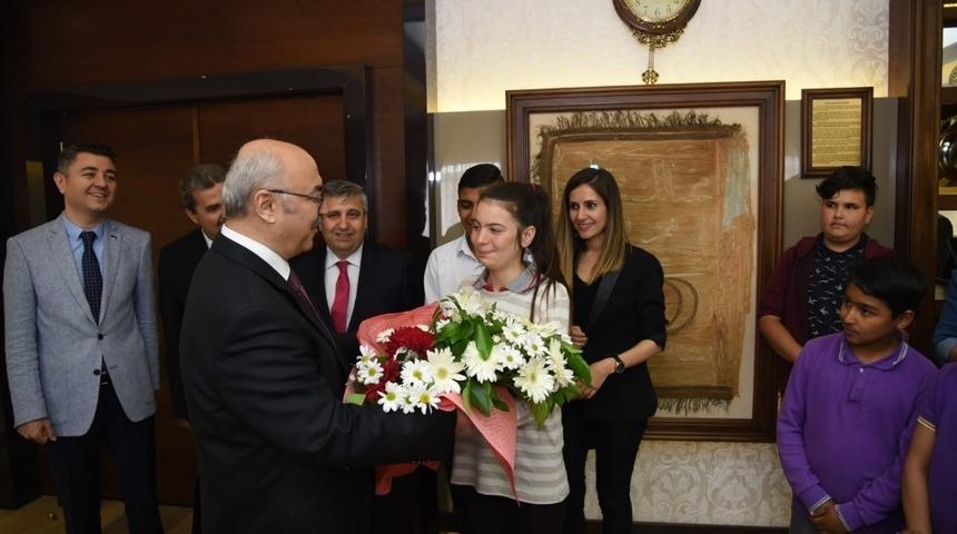 Hayatlarında ilk kez il dışına &ccedil;ıkan &ouml;ğrencilerden teşekk&uuml;r ziyareti