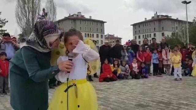 Minik öğrenci İstiklal Marşı’nı okurken heyecandan hıçkırıklara boğuldu