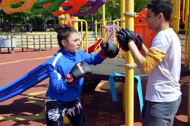 Çocuk parkında kick-boks şampiyonası antrenmanı 3