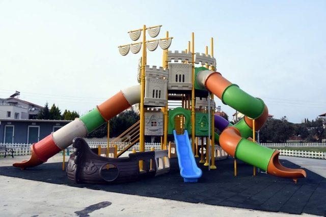 Aliağalı minikler modern parkları sevdi