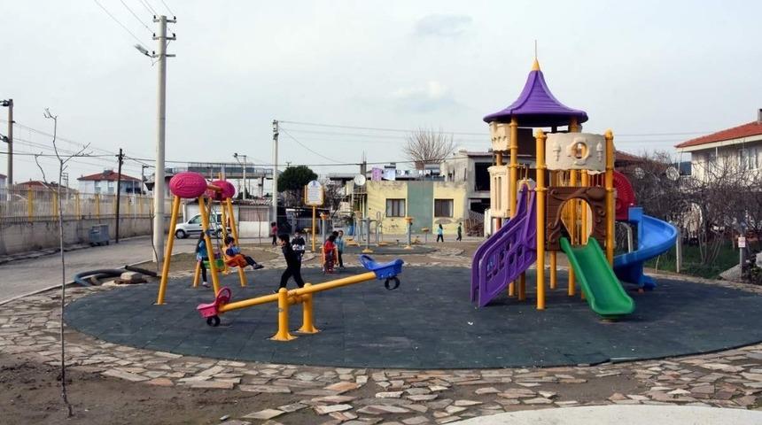Aliağalı minikler modern parkları sevdi