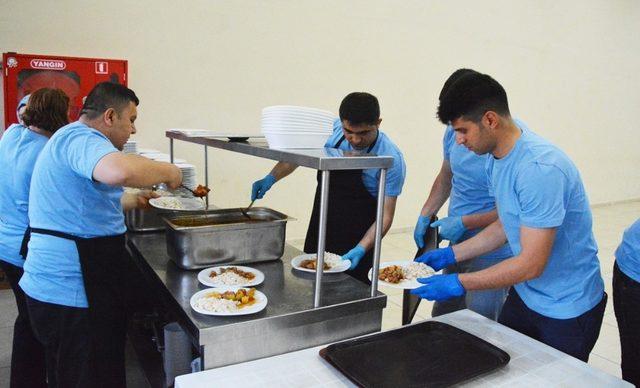 Aliağa’da iftar programlarına yoğun ilgi