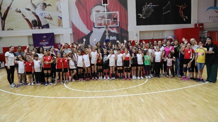 Filenin minik sultanları anneleriyle voleybol oynadı