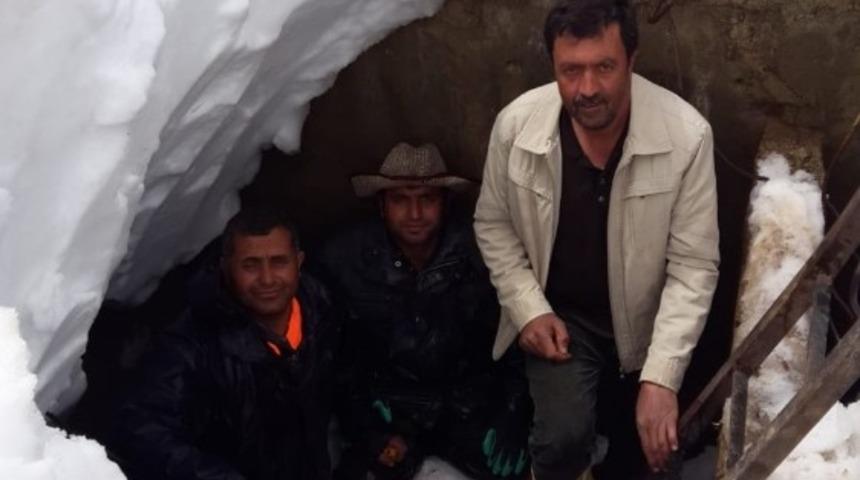 Karlı yolları aşarak su arızasını giderdiler