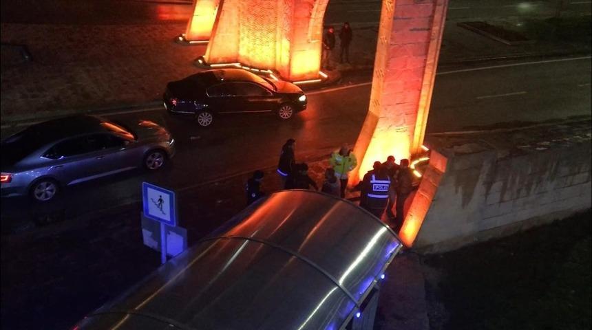 Kaza yapan s&uuml;r&uuml;c&uuml;n&uuml;n yakınları zor zapt edildi