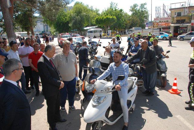 Silifke’de motosiklet sürücülerine kask dağıtıldı