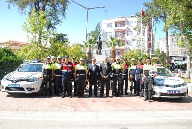 Silifke’de motosiklet sürücülerine kask dağıtıldı