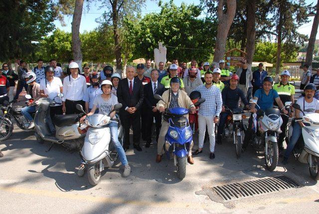 Silifke’de motosiklet sürücülerine kask dağıtıldı