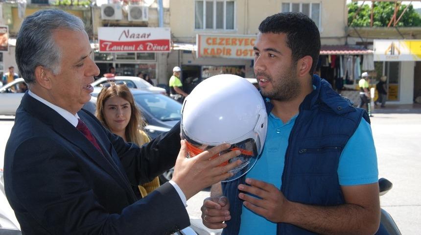 Silifke&rsquo;de motosiklet s&uuml;r&uuml;c&uuml;lerine kask dağıtıldı