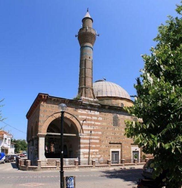 Tarihî caminin tadilatı minaredeki sorun sebebiyle durmuş