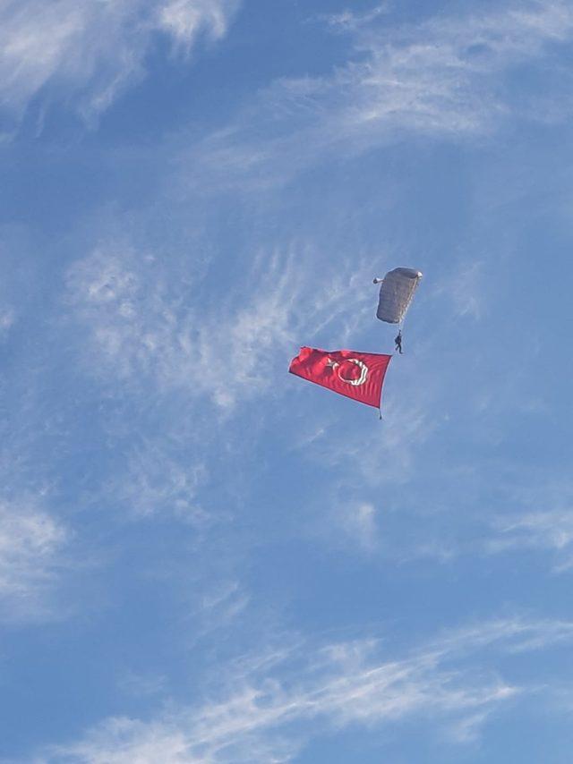 JÖAK paraşüt timi, sıcak hava balonundan atladı