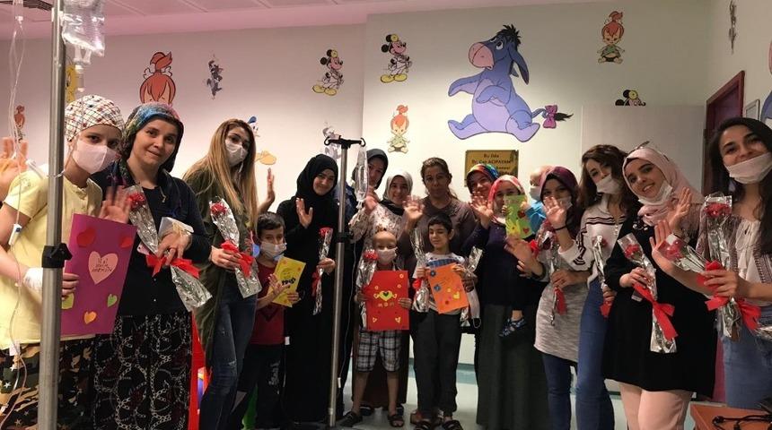 Lösemili çocuklar annelerine mektup yazdı