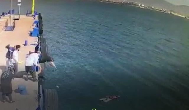 Denize atlayan kadının kurtarılma anı kamerada
