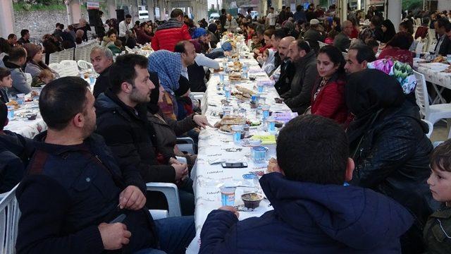 Gençler bir araya gelip bin kişiye iftar verdi
