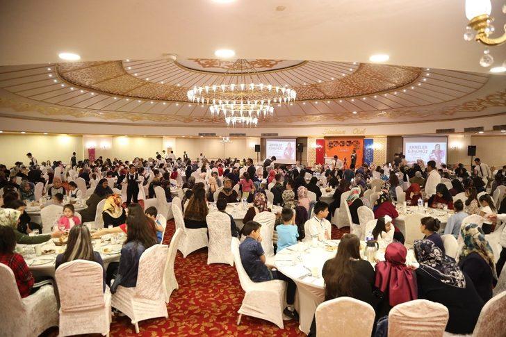 Şahin, yetim çocukların anneleriyle iftar yemeğinde buluştu G1