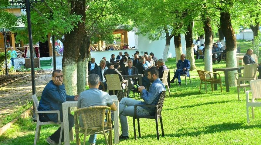 Sıcaklardan bunalan vatandaşlar ağa&ccedil; g&ouml;lgelerinde serinliyor