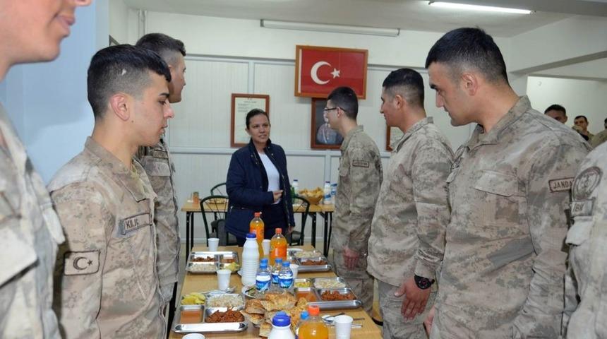 Kaymakam Özdemir, Mehmetçikle iftar yaptı