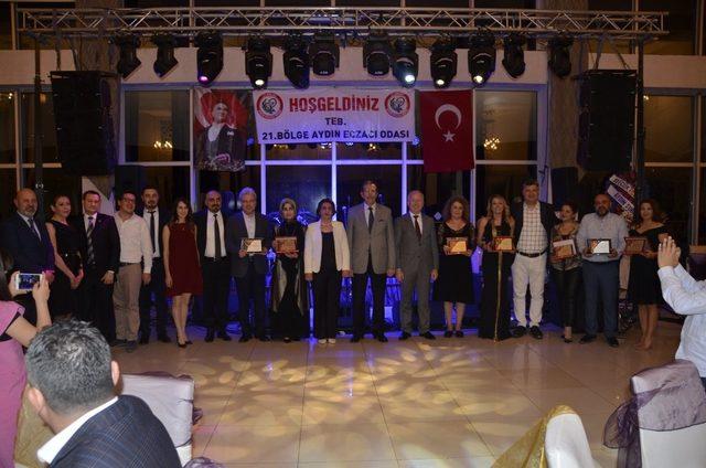 Meslekte 25. yılını dolduran eczacılara plaket