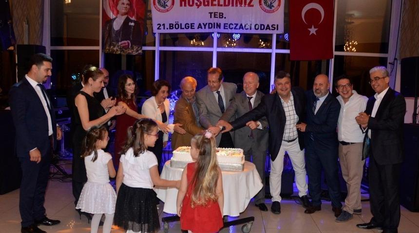 Meslekte 25. yılını dolduran eczacılara plaket