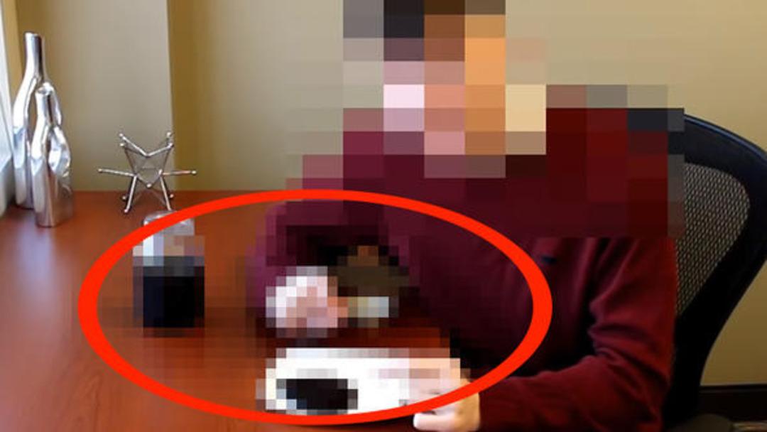 2030'dan geldiğini iddia eden adam o maddeyi g&ouml;sterdi!