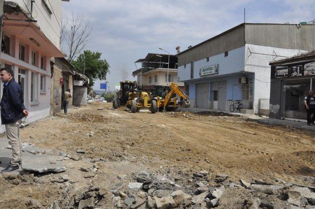 Nazilli Belediyesi yol çalışmalarını sürdürüyor