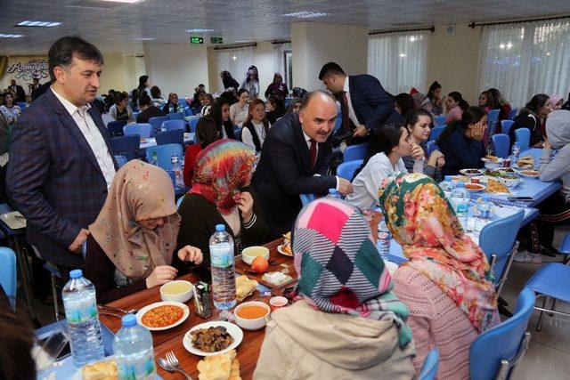 Vali Günaydın KYK’da Kalan Öğrencilerle İftar Açtı