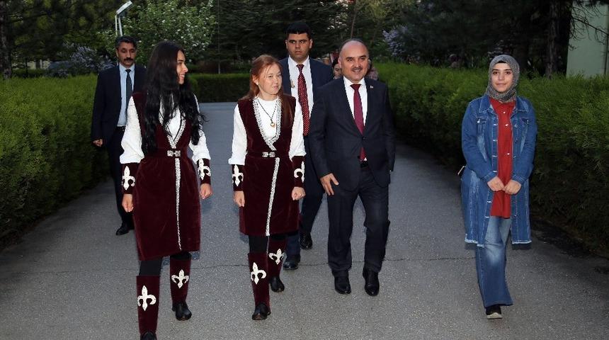 Vali Günaydın KYK’da Kalan Öğrencilerle İftar Açtı