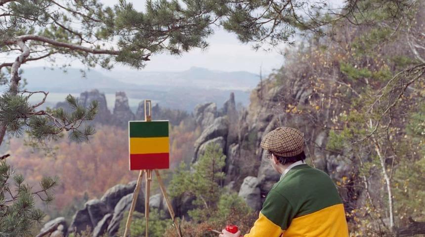 Manzarayı bahane edip &ouml;yle bir şey yapıyor ki g&ouml;renler dalga ge&ccedil;tiğini sandı!