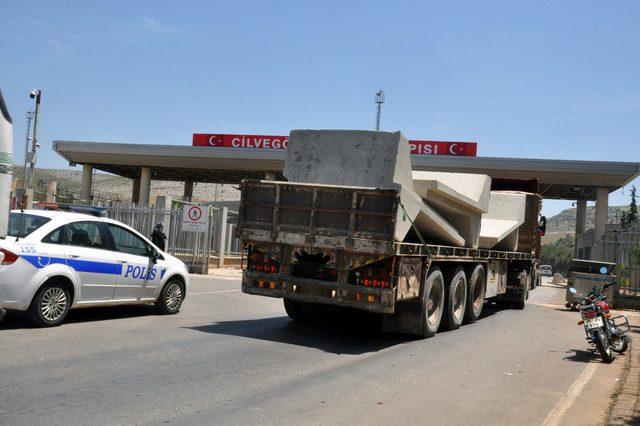 İdlib’e beton blok sevkiyatı devam ediyor