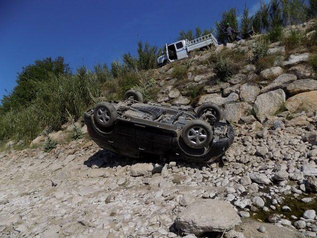 Yoldan çıkan otomobil dereye uçtu, sürücü yaralandığı için değil şok yaşadığı için hastaneye kaldırıldı