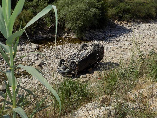 Yoldan çıkan otomobil dereye uçtu, sürücü yaralandığı için değil şok yaşadığı için hastaneye kaldırıldı