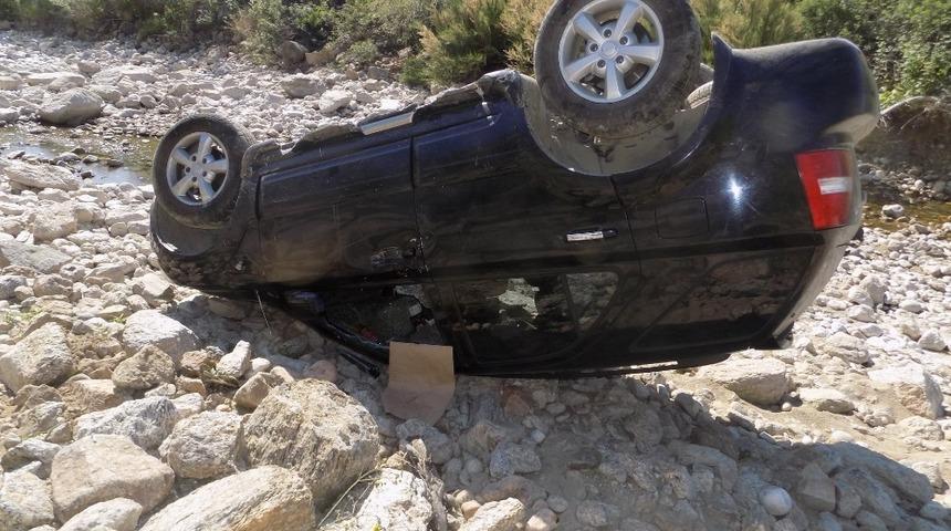 Yoldan &ccedil;ıkan otomobil dereye u&ccedil;tu, s&uuml;r&uuml;c&uuml; yaralandığı i&ccedil;in değil şok yaşadığı i&ccedil;in hastaneye kaldırıldı