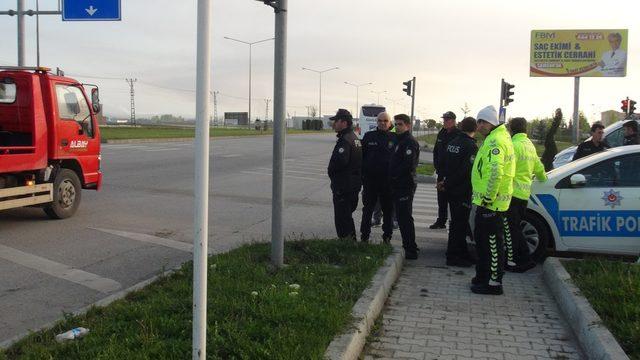 Kamyonete çarpan otomobildeki 2 bekçi yaralandı