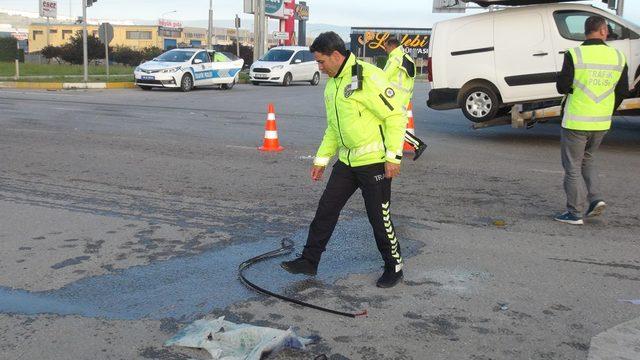 Kamyonete çarpan otomobildeki 2 bekçi yaralandı