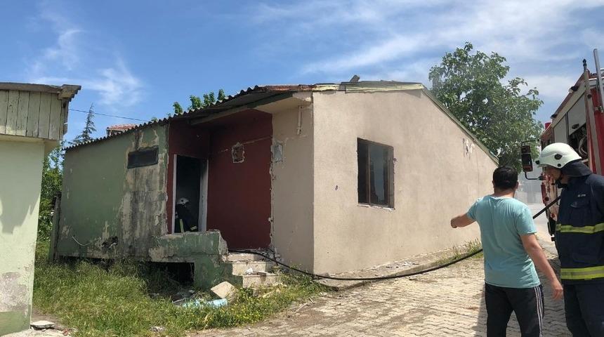 Metruk bir evde &ccedil;ıkan yangın itfaiye ekiplerince s&ouml;nd&uuml;r&uuml;ld&uuml;