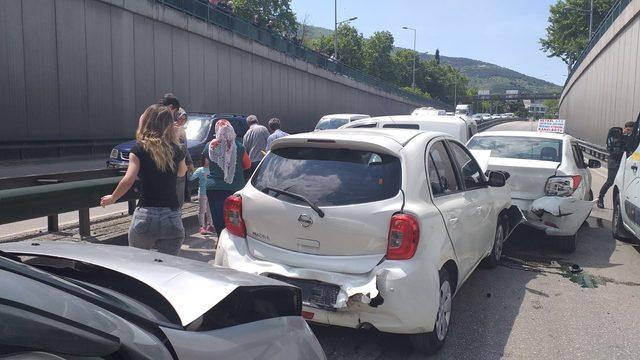 Zincirleme kazada yaralanan küçük Lina, elindeki oyuncağı bırakmadı