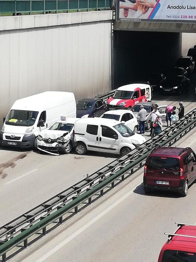 Zincirleme kazada yaralanan küçük Lina, elindeki oyuncağı bırakmadı