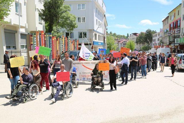 Engelli bireylerden farkındalık yürüyüşü