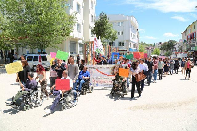 Engelli bireylerden farkındalık yürüyüşü