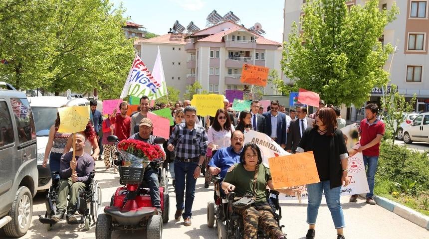 Engelli bireylerden farkındalık y&uuml;r&uuml;y&uuml;ş&uuml;